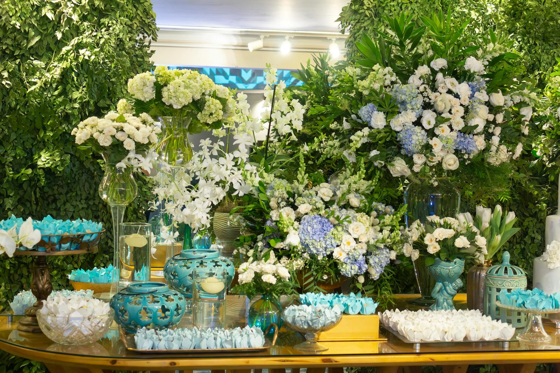 Beautiful wedding setup featuring white and blue floral arrangements in São Paulo. — Foto: Paloma  Lima / Pexels