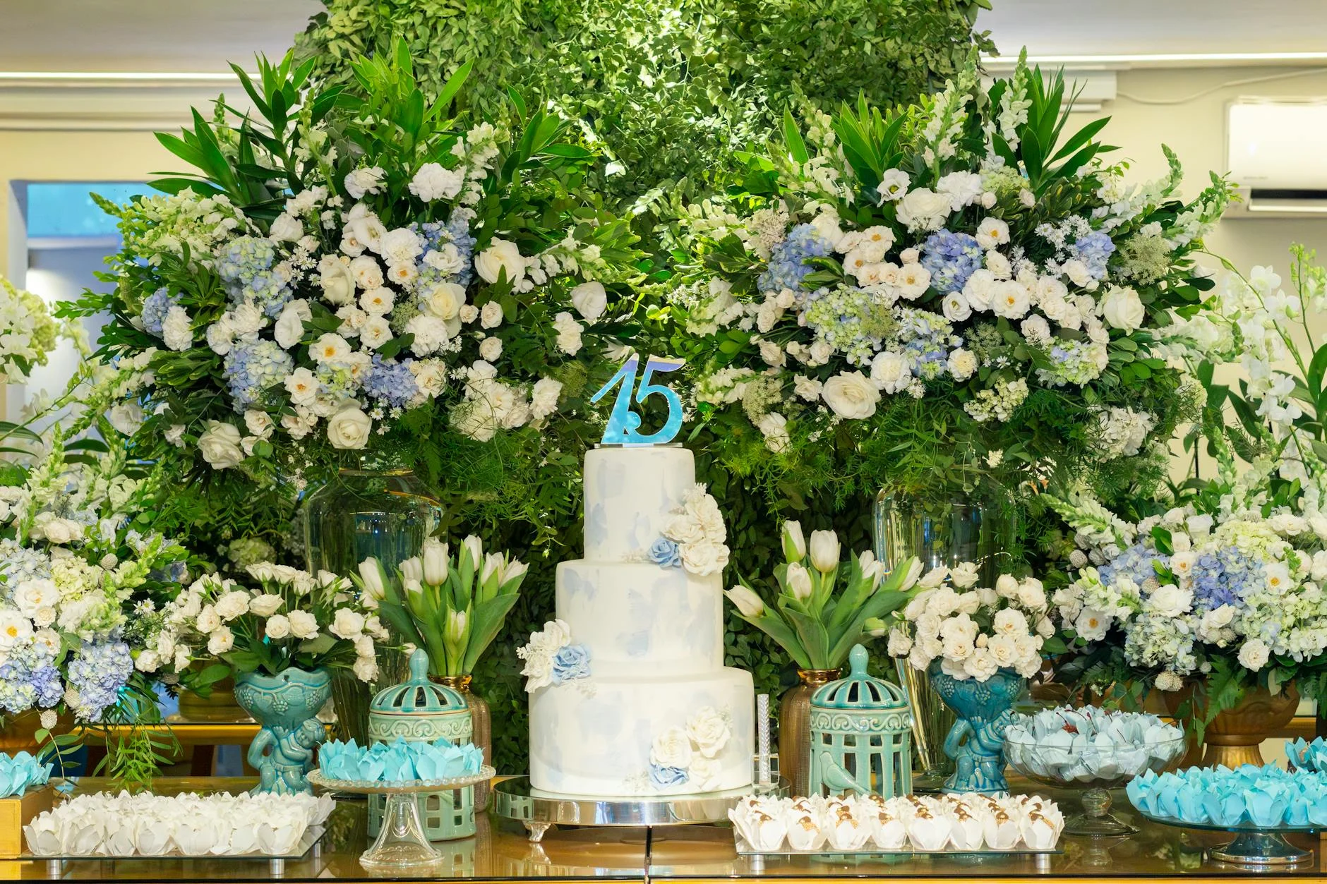 Stunning quinceañera setup featuring a tiered cake and lush floral arrangements in São Paulo, Brazil. — Foto: Paloma  Lima / Pexels