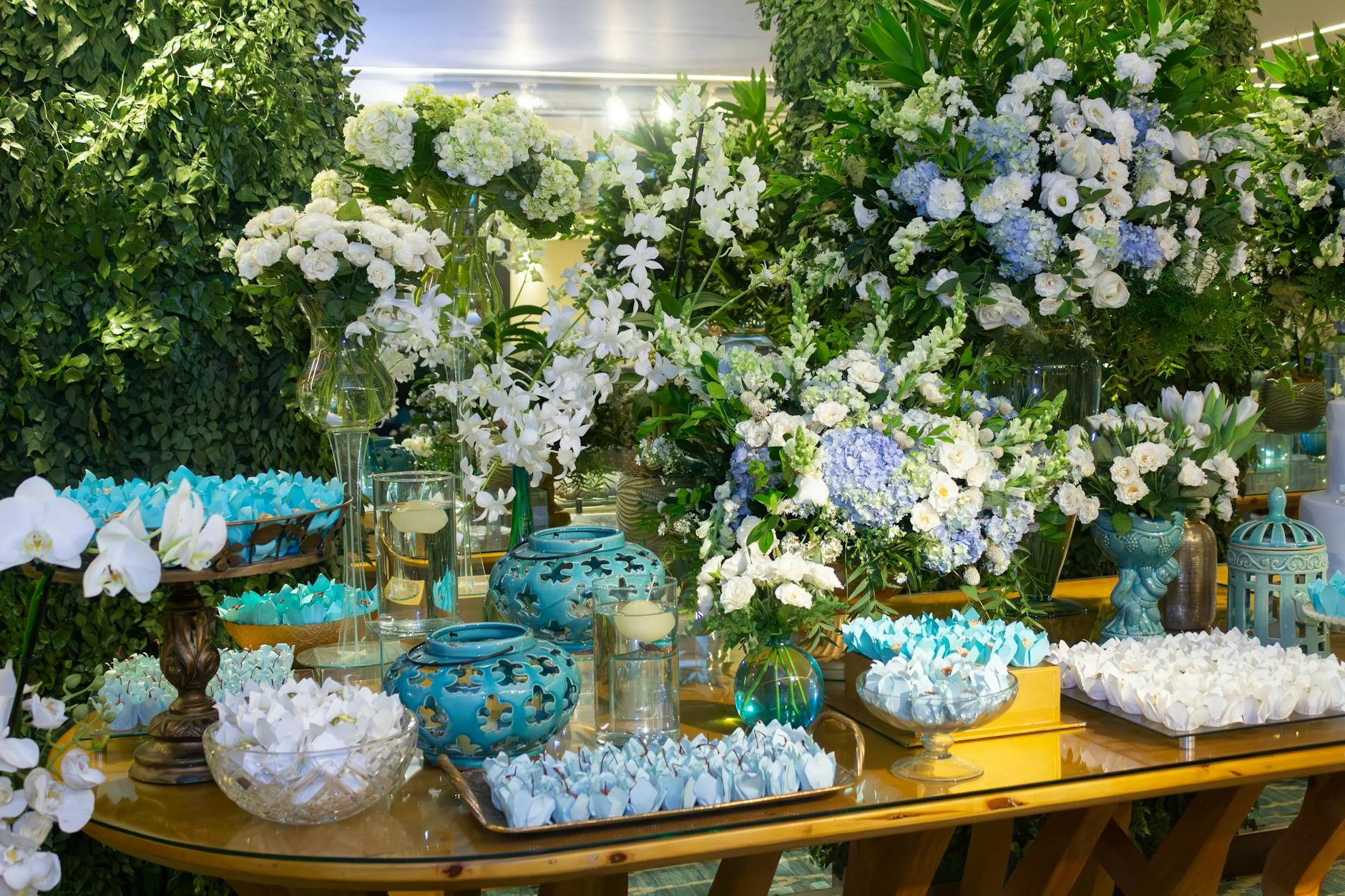 Stunning floral arrangement setup for an elegant indoor wedding in São Paulo, featuring vibrant blue and white flowers. — Foto: Paloma  Lima / Pexels