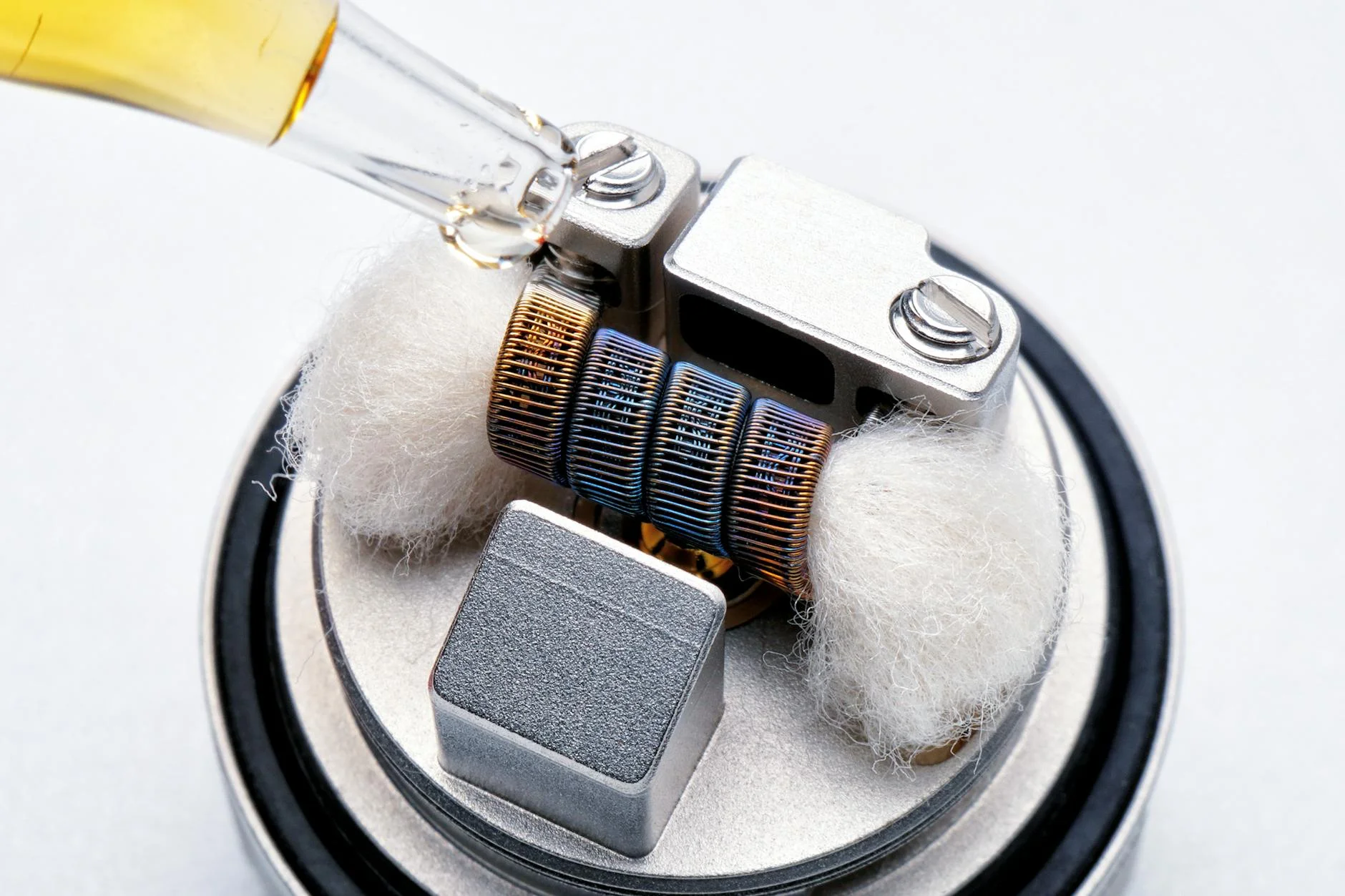 Detailed macro shot of a vape coil being primed with e-liquid, showcasing technology and craftsmanship. — Foto: Eko Aldi Romadhan / Pexels